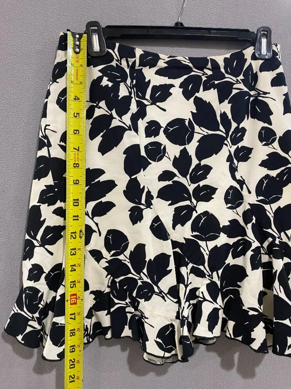 White House Black Market Black White Floral Skirt Size 2 Ruffle Hem A-Line - Picture 3 of 5